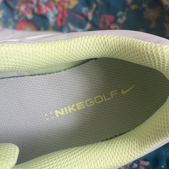 Brand New Nike Golf Shoes Lace Up Sneakers Light Gray & Yellow Traction Modern - Picture 12 of 15
